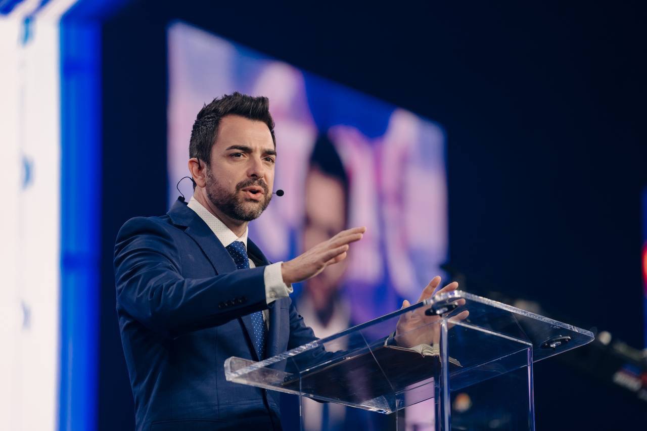 Pastor Lucas Miles